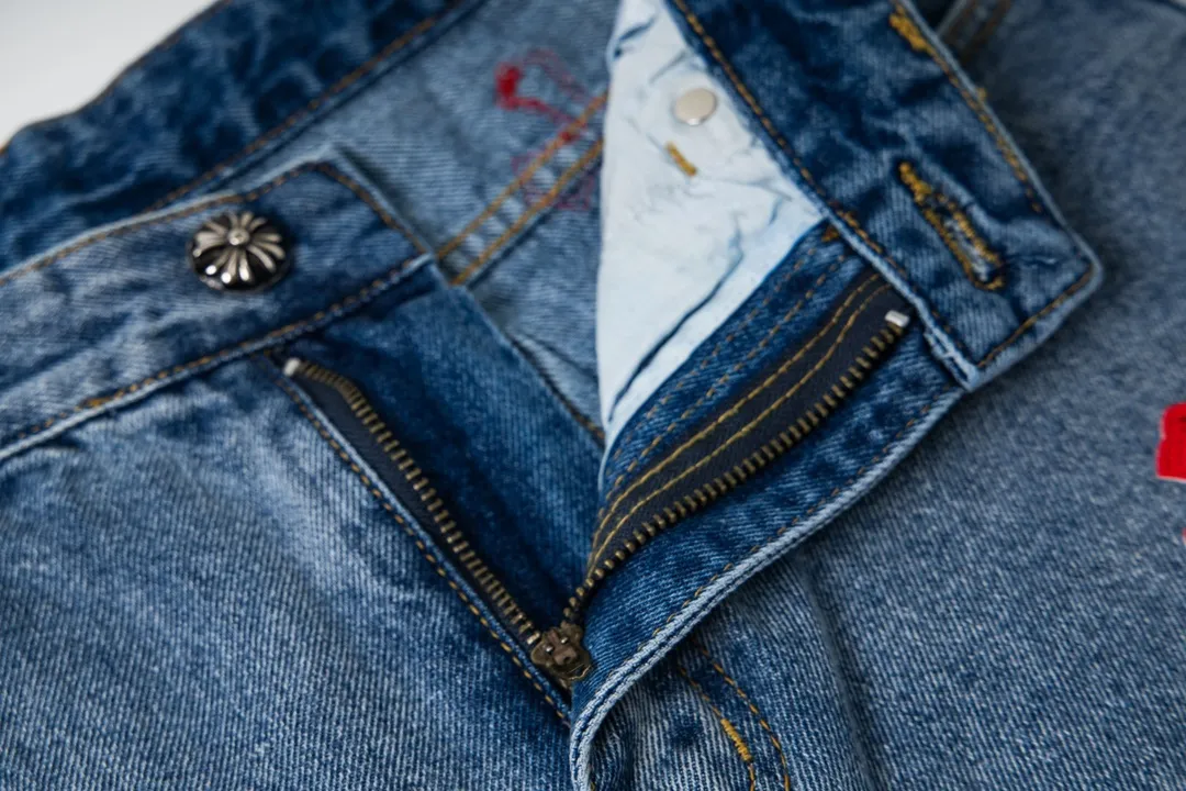 P270 model number Y847 Chrome Hearts & CH city limited series Sanskrit cross patch patchwork leather jeans require finished products to be washed and then disassembled and hand-stitched with sheepskin cross leather and then spliced ​​together to complete. The whole process is too complicated to explain. The texture can be seen in the hand, and it looks good. The styles with different washed textures are very friendly to people with thin legs and thick legs. The straight version is very flattering to the leg shape. The moderate length is timeless and can be matched easily and casually. It is the basic styling foundation for various styles and is a must-have in the wardrobe! The fabric is stiff but also makes the upper body soft without losing texture. The washing process is even more perfect. It is a must-have item for everyone! ! ! Washed wheat, hang tag, pants label, three labels are complete, the upper body effect is particularly stiff and stylish, super stylish, same style for men and women - Color: Size: 28 30 32 34